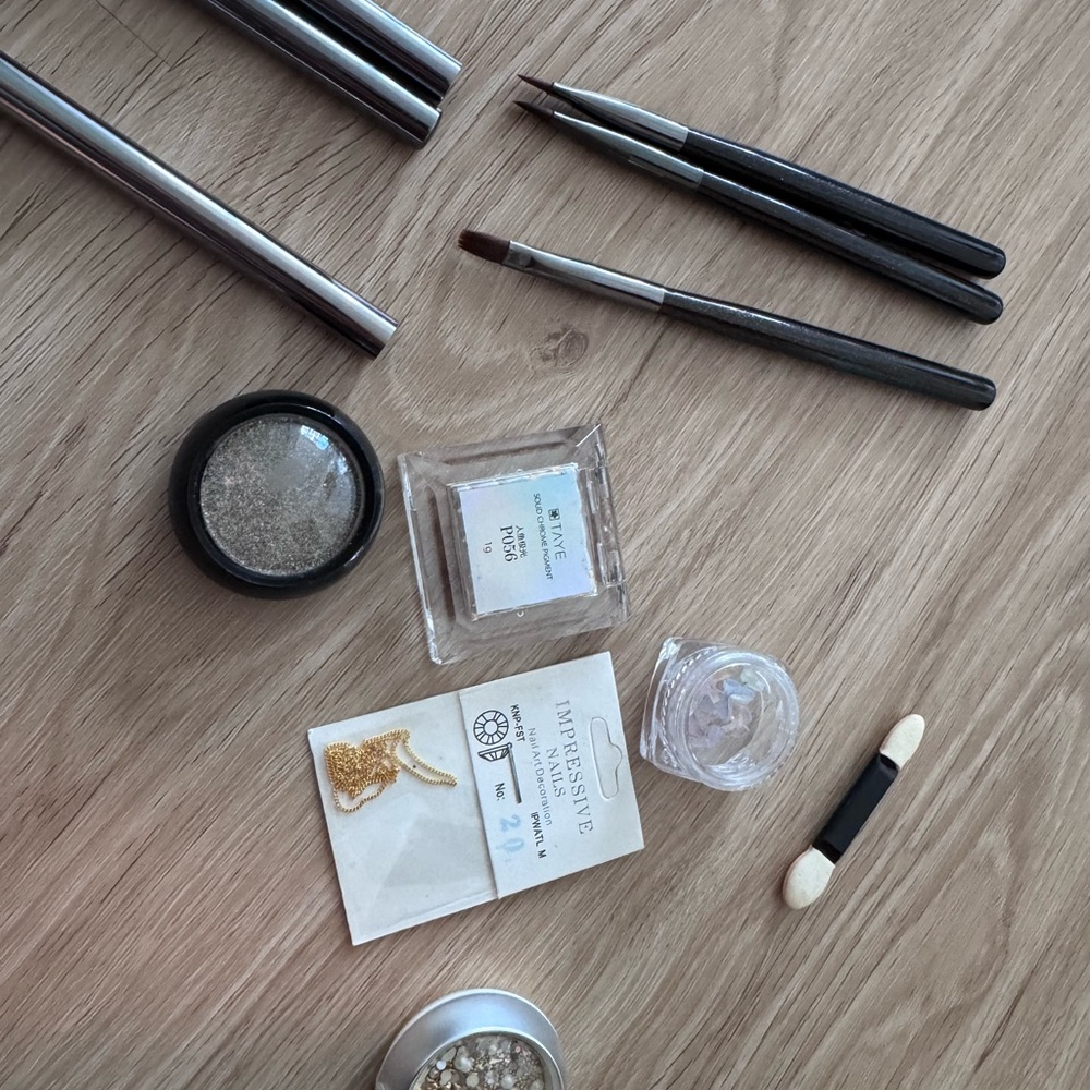Nail art accessories set with 3 brushes and applier